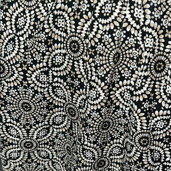 Ann Taylor Black and White Relaxed Flutter Sleeve Top - Picture 7 of 9